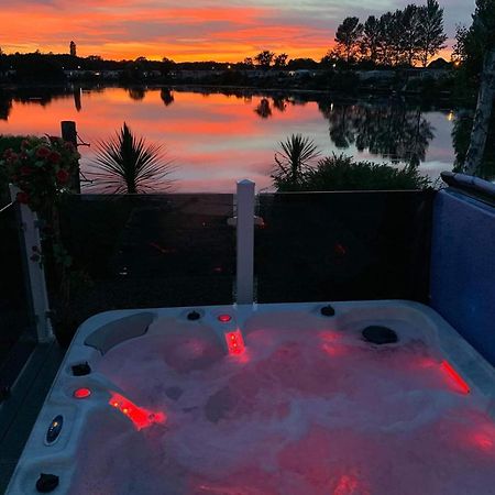 Meridian Tattershall Lakes Escape - Lakeside Lodge Caravan With A Fishing Peg Luxury Hot Tub Exterior foto
