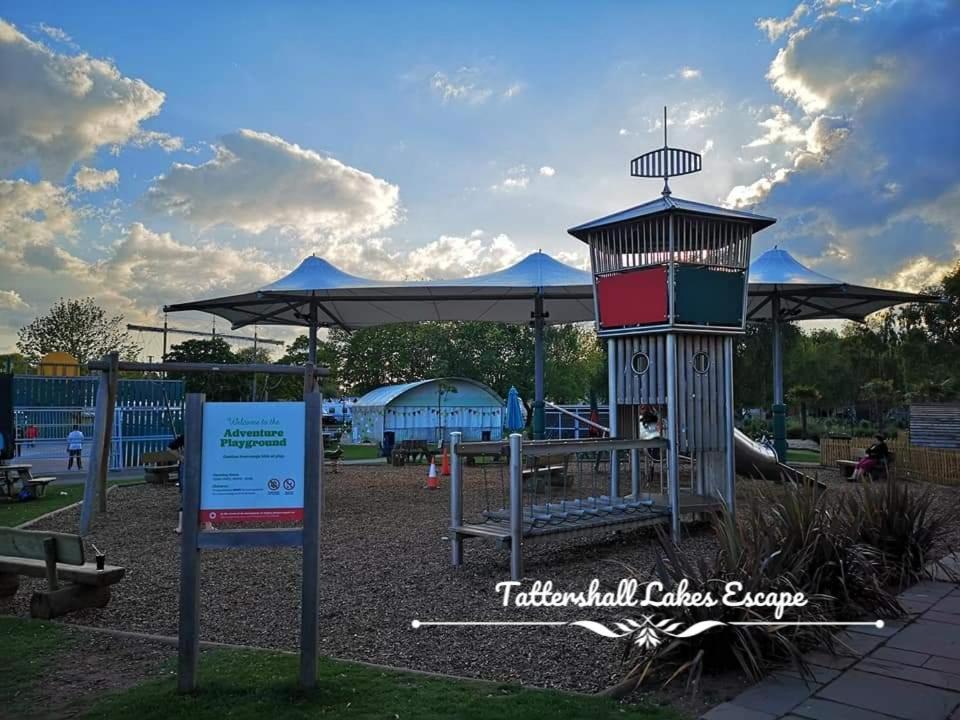 Meridian Tattershall Lakes Escape - Lakeside Lodge Caravan With A Fishing Peg Luxury Hot Tub Exterior foto