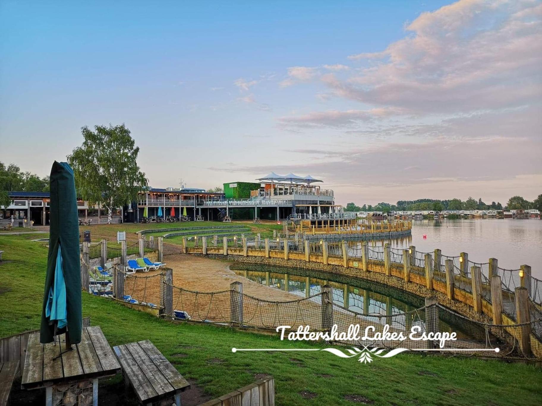 Meridian Tattershall Lakes Escape - Lakeside Lodge Caravan With A Fishing Peg Luxury Hot Tub Exterior foto