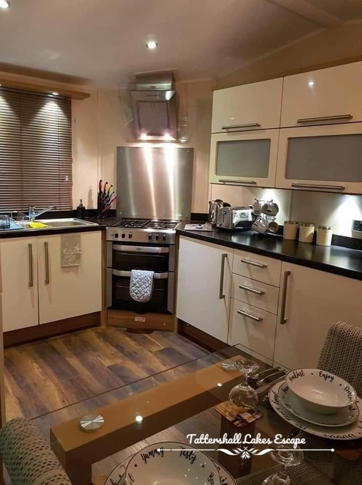 Meridian Tattershall Lakes Escape - Lakeside Lodge Caravan With A Fishing Peg Luxury Hot Tub Exterior foto
