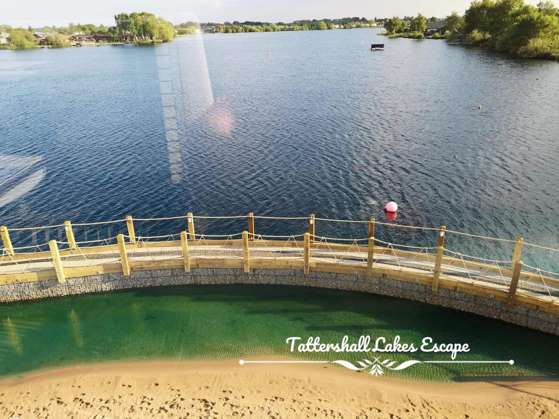 Meridian Tattershall Lakes Escape - Lakeside Lodge Caravan With A Fishing Peg Luxury Hot Tub Exterior foto