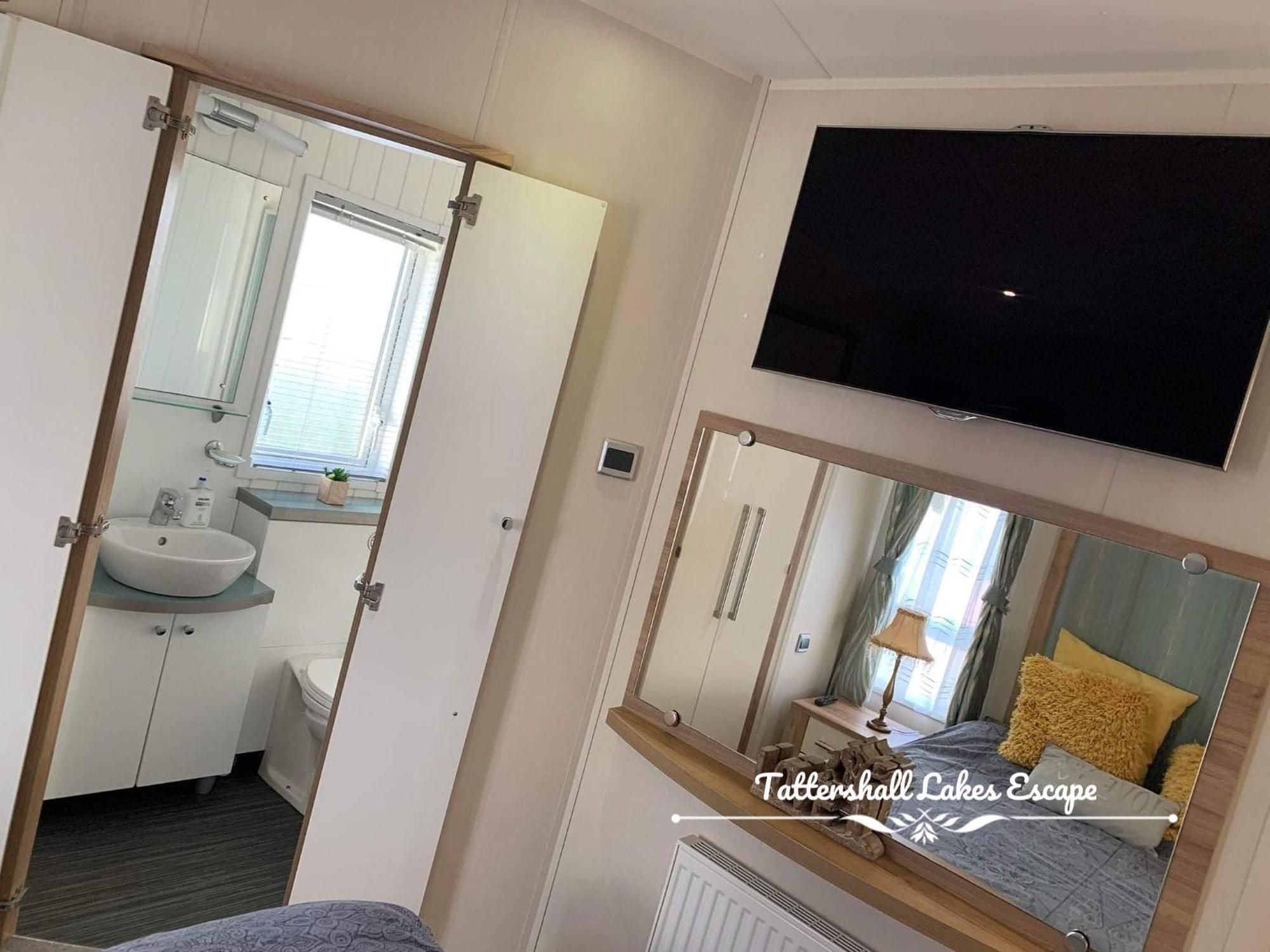 Meridian Tattershall Lakes Escape - Lakeside Lodge Caravan With A Fishing Peg Luxury Hot Tub Exterior foto