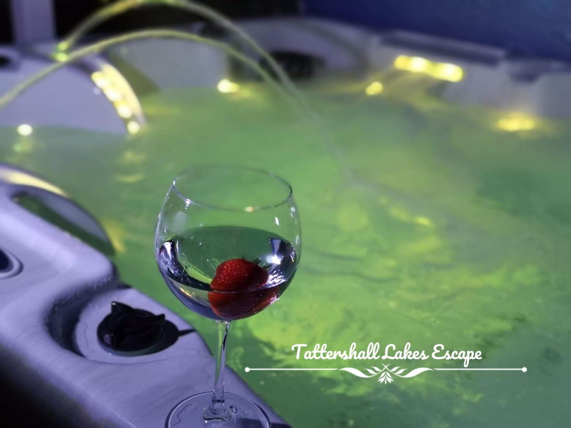 Meridian Tattershall Lakes Escape - Lakeside Lodge Caravan With A Fishing Peg Luxury Hot Tub Exterior foto